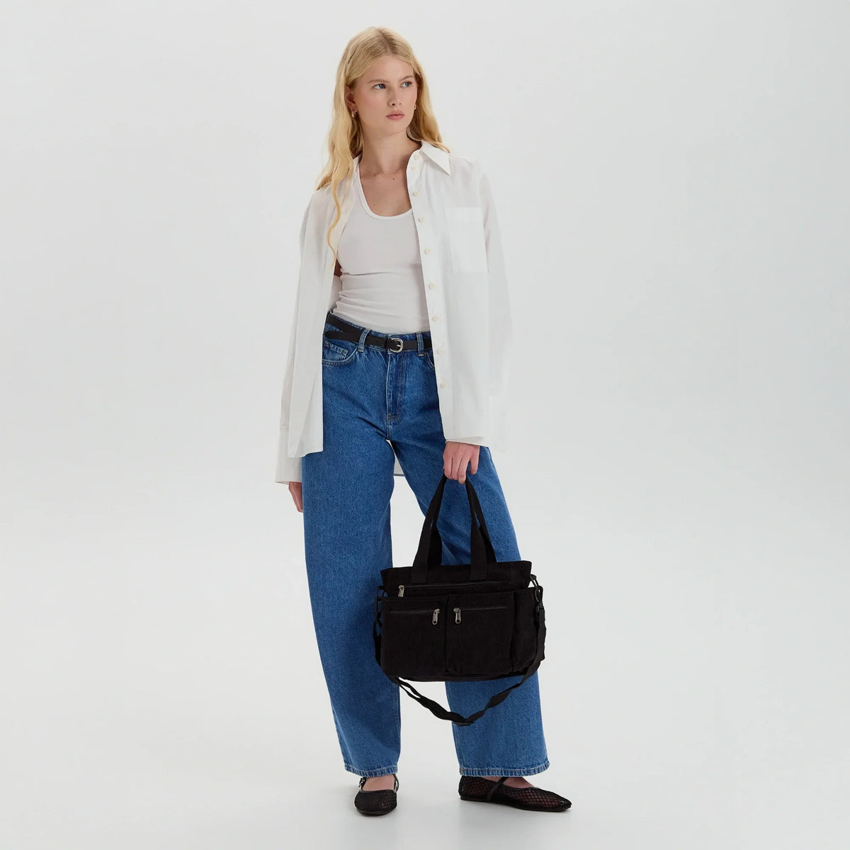 Bolso Carla de pana con correa ajustable y bolsillos con cremallera