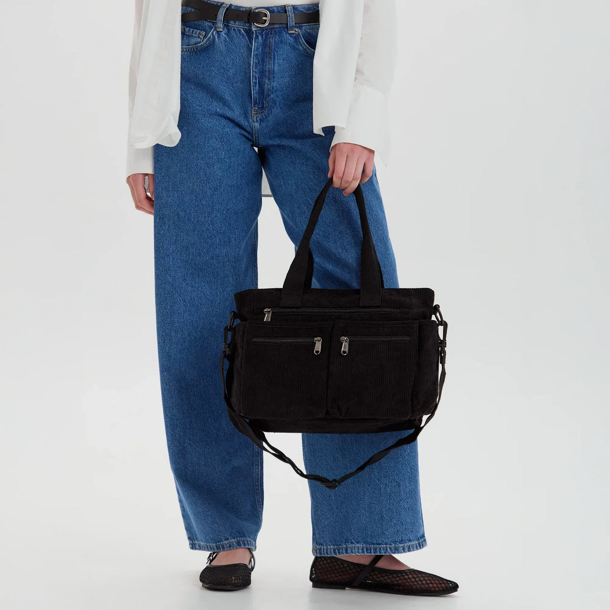 Bolso Carla de pana con correa ajustable y bolsillos con cremallera
