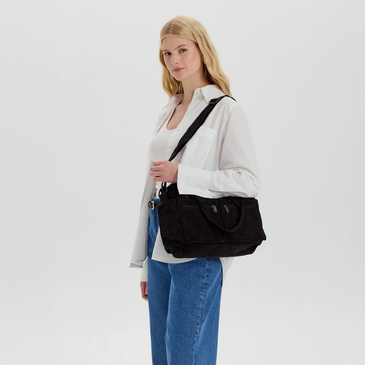 Bolso Carla de pana con correa ajustable y bolsillos con cremallera