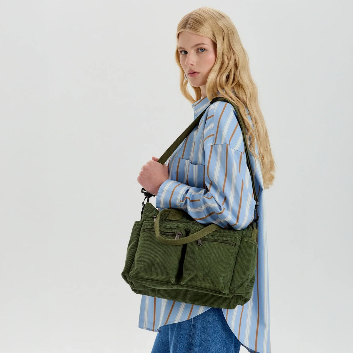Bolso Carla de pana con correa ajustable y bolsillos con cremallera