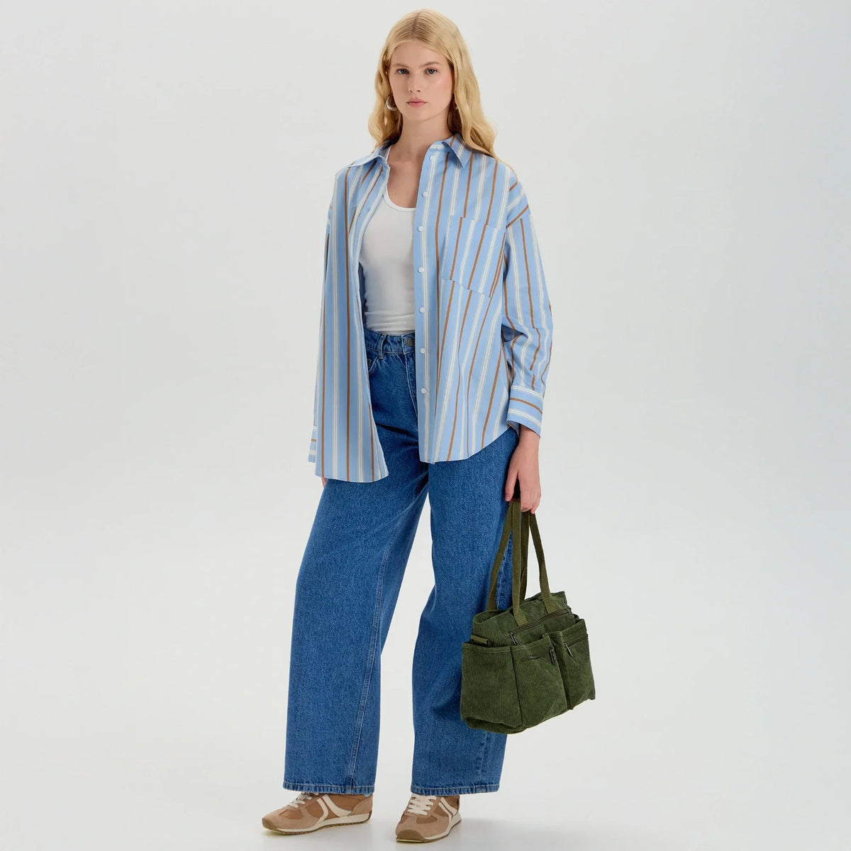 Bolso Carla de pana con correa ajustable y bolsillos con cremallera