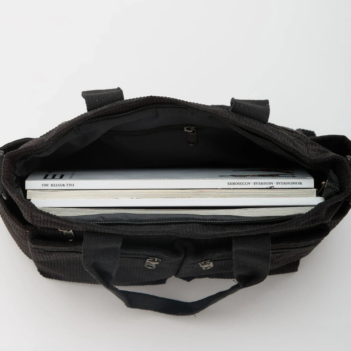 Bolso Carla de pana con correa ajustable y bolsillos con cremallera