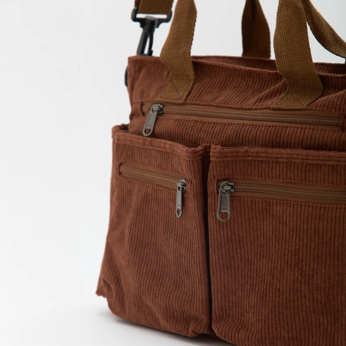 Bolso Carla de pana con correa ajustable y bolsillos con cremallera