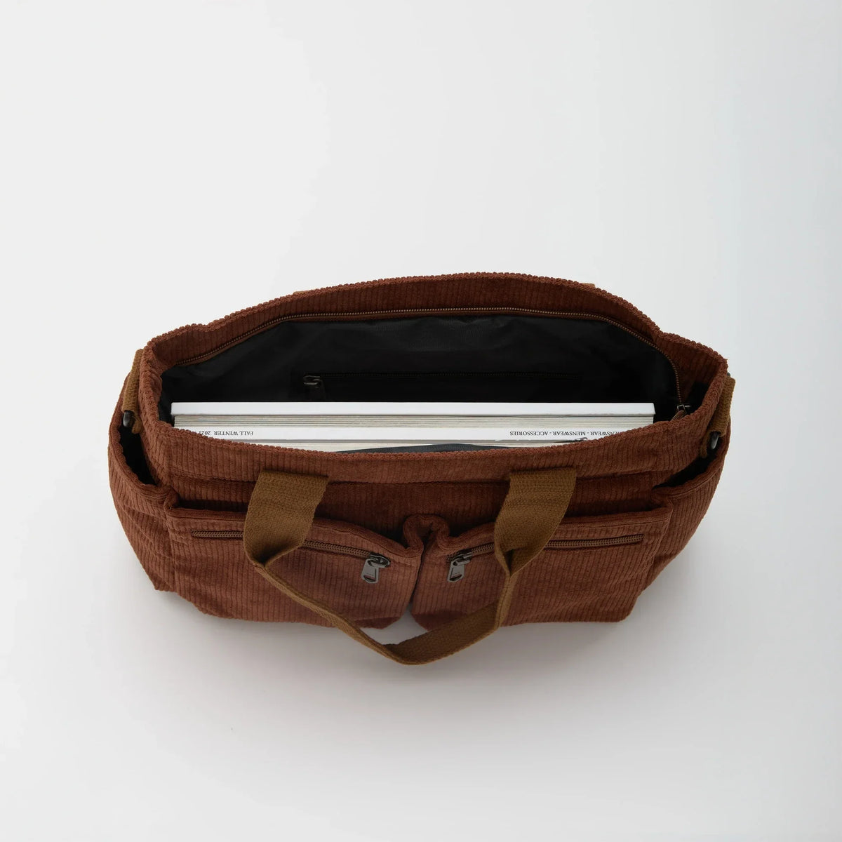 Bolso Carla de pana con correa ajustable y bolsillos con cremallera